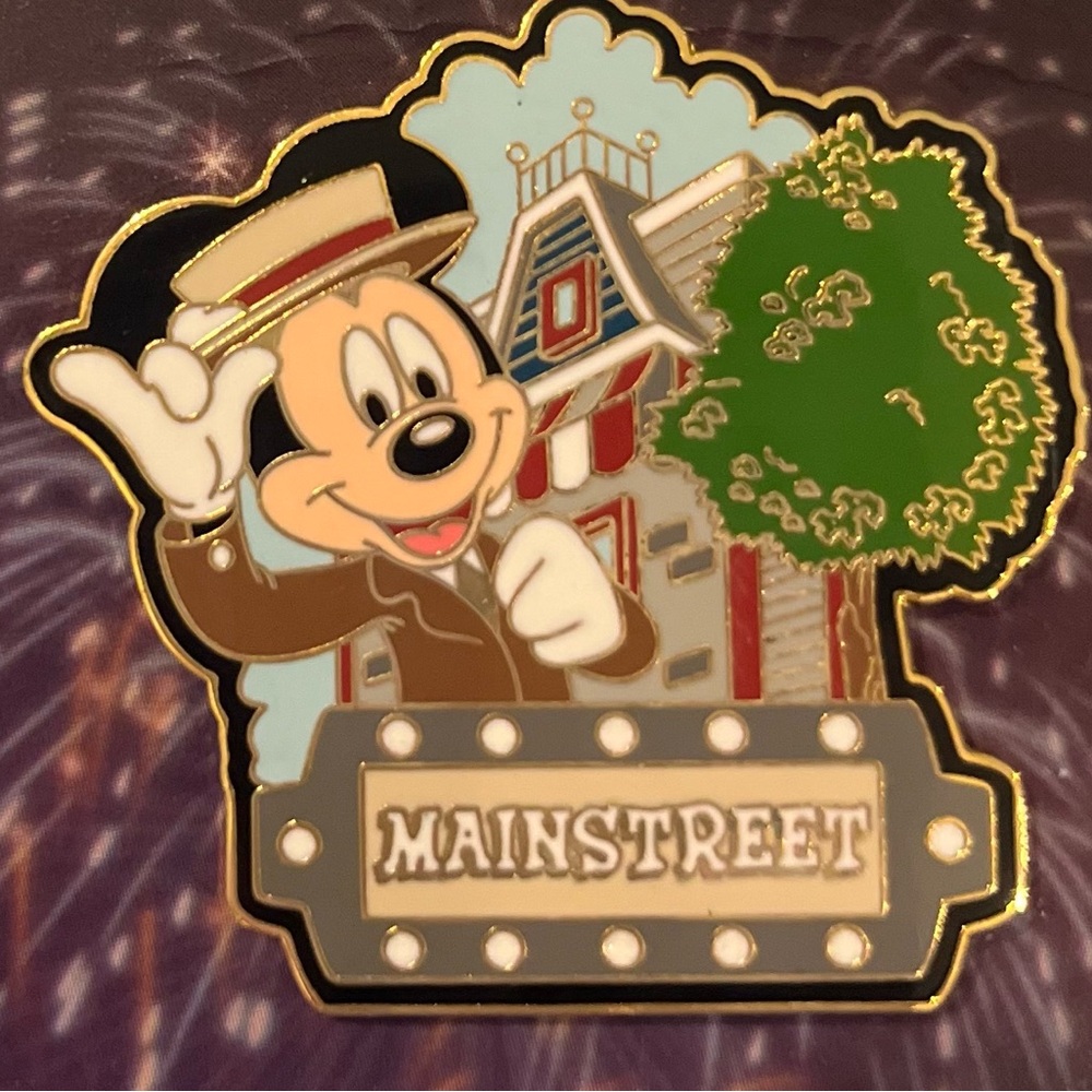 2001 LE 3500 Magic kingdom mainstay Mickey pin